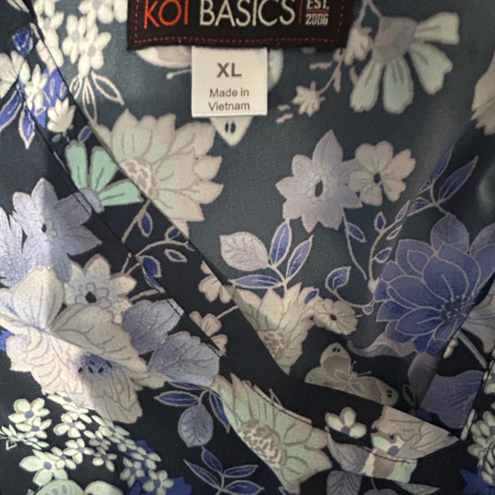 Koi floral scrub top XL - Picture 5 of 5